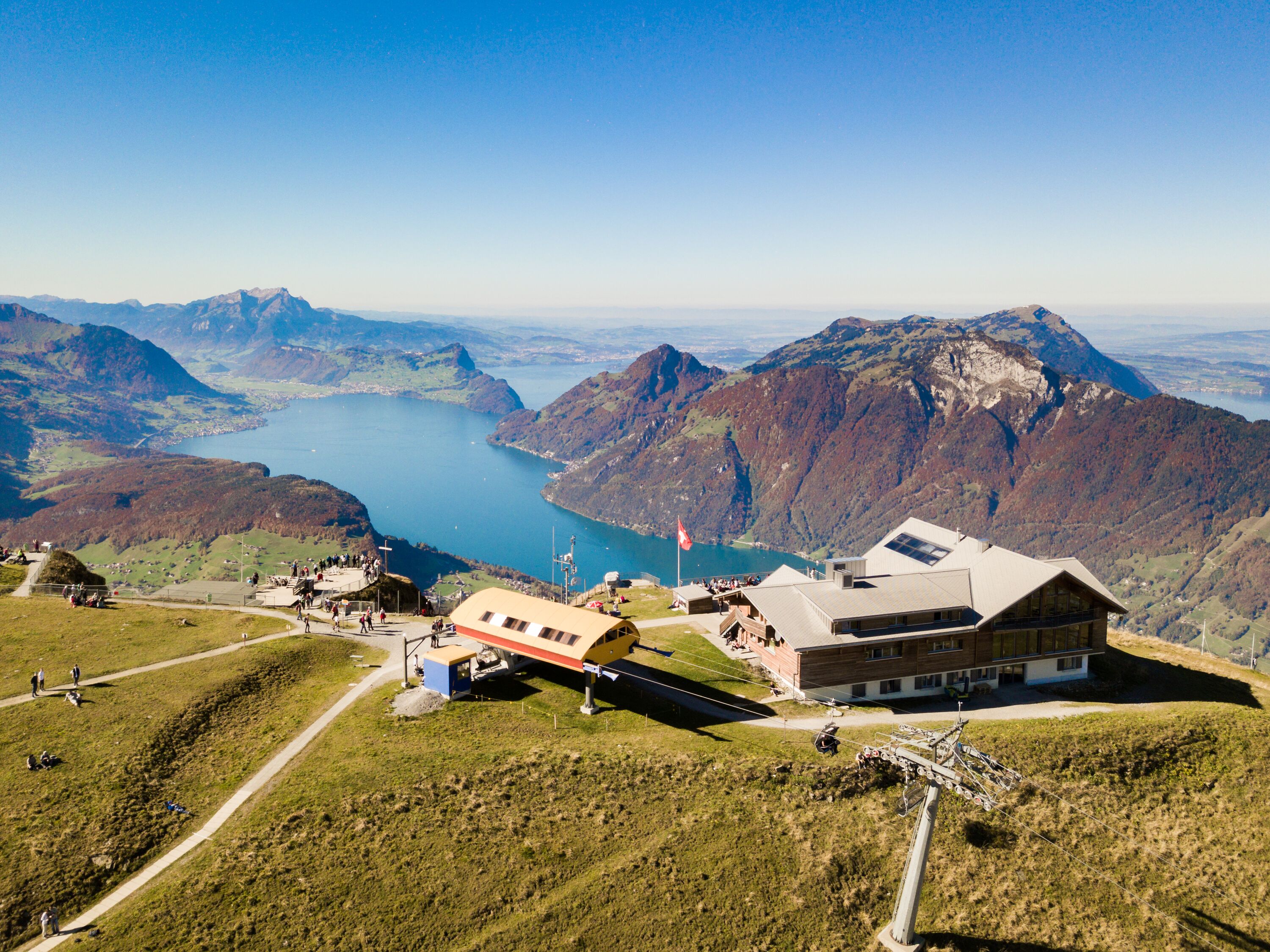 Ausflugsziel: Fronalpstock, der Gipfel direkt oberhalb des Bergdorfes Stoos - Stoos – die steilste Standseilbahn der Welt