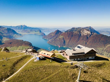 Ausflugsziel: Fronalpstock, der Gipfel direkt oberhalb des Bergdorfes Stoos - Stoos – die steilste Standseilbahn der Welt
