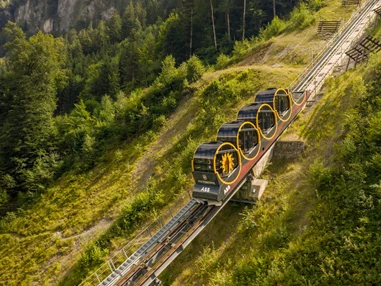 Ausflugsziel: Stoos – die steilste Standseilbahn der Welt