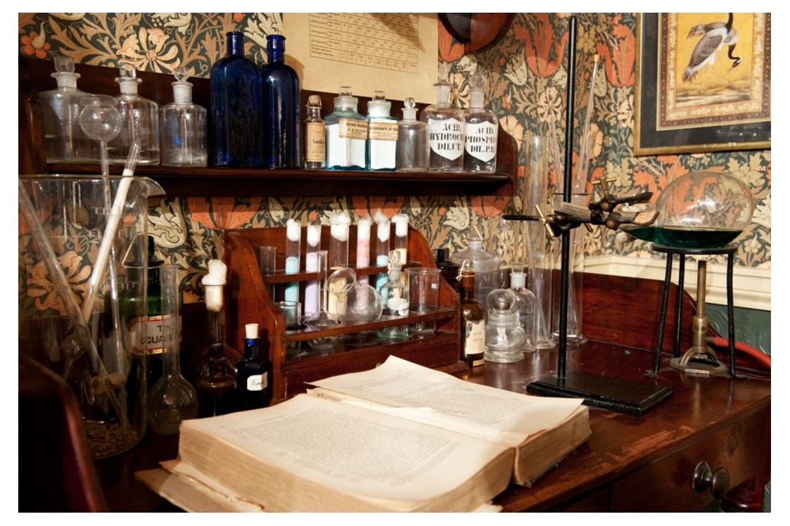 Ausflugsziel: Die Möbel des Wohnzimmers gehörten alle Mrs. 
Hudson. Auf der linken 
Seite des Kamins sehen 
Sie zum Beispiel einen 
Aufsatz-Sekretär aus der 
Zeit von King George im 
18. Jahrhundert - ziemlich 
sicher handelt es sich dabei um ein Erb-stück aus 
Mrs. Hudsons Familie.  - Sherlock Holmes Museum