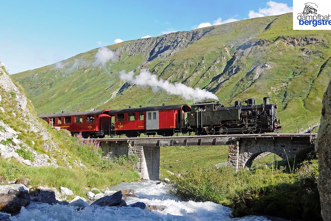 Ausflugsziel: Dampfzug mitten in der Natur zwischen Felsen, Wasser und Brücken. - Dampfbahn Furka Bergstrecke