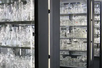 Ausflugsziel: In der Glasi hergestellte Gläser aus dem 19. Jahrhundert bis jetzt.
Im Glasiglas-Archiv wird je ein Stück vieler Gläser aufbewahrt, die in der Glasi Hergiswil produziert wurden. So können Sie Artikel entdecken im Design der 50er-Jahre oder rätseln über die Funktion oder Verwendung eines bestimmten Glasartikels. Das Archiv wird laufend mit der neuesten Glas-Produktion ergänzt. Für uns ist es das Gedächtnis über das Glasdesign der Glasi Hergiswil. - Glasi Hergiswil