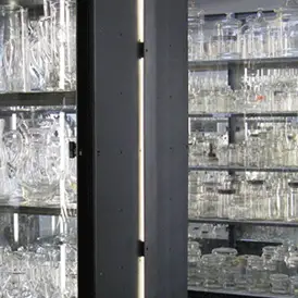 Ausflugsziel: In der Glasi hergestellte Gläser aus dem 19. Jahrhundert bis jetzt.
Im Glasiglas-Archiv wird je ein Stück vieler Gläser aufbewahrt, die in der Glasi Hergiswil produziert wurden. So können Sie Artikel entdecken im Design der 50er-Jahre oder rätseln über die Funktion oder Verwendung eines bestimmten Glasartikels. Das Archiv wird laufend mit der neuesten Glas-Produktion ergänzt. Für uns ist es das Gedächtnis über das Glasdesign der Glasi Hergiswil. - Glasi Hergiswil