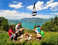 Ausflugsziel: Familie beim Picknick auf der Klewenalp. Im Hintergrund die Luftseilbahn Beckenried-Klewenalp - Goldi-Familiensafari