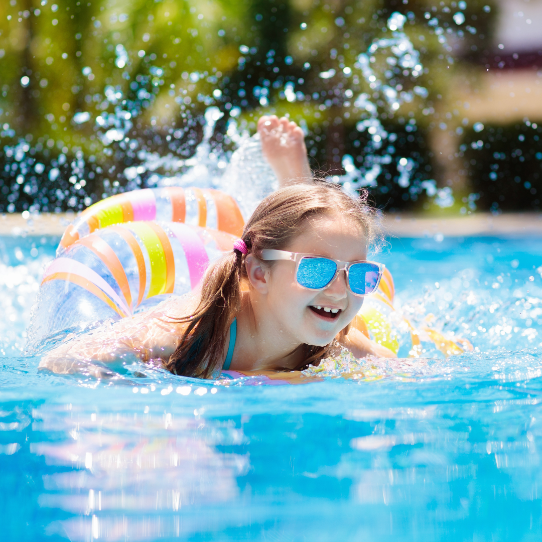 Reis met kinderen - Alter der Kinder: 0 bis 1 Jahre - Symbolbild für Ausflugsziel Allwetterbad Aquarena Montafon. Keine korrekte oder ähnlich Darstellung! - Allwetterbad Aquarena Montafon