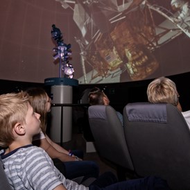 Ausflugsziel: Staune in der Kuppel des Planetariums bei den verschiedenen 360°-Shows - Bodensee Planetarium und Sternwarte