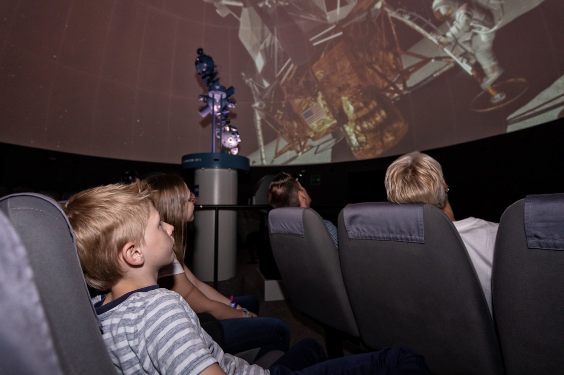 Ausflugsziel: Staune in der Kuppel des Planetariums bei den verschiedenen 360°-Shows - Bodensee Planetarium und Sternwarte
