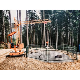 Ausflugsziel: Hydraulischer Kran für kleine & große Bauarbeiter im Waldspielpark Zahmer Kaiser an der Bergstation des 4er Sessellift - Waldspielpark im Freizeitpark Zahmer Kaiser
