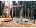 Ausflugsziel: Hydraulischer Kran für kleine & große Bauarbeiter im Waldspielpark Zahmer Kaiser an der Bergstation des 4er Sessellift - Waldspielpark im Freizeitpark Zahmer Kaiser