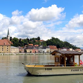 Ausflugsziel: Donauradfähre "Ennsegg" transportiert Gäste täglich von Mai bis Oktober zwischen Enns-St. Pantaleon und Mauthausen - Mauthausen an der Donau