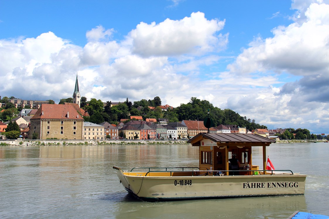 Ausflugsziel: Donauradfähre "Ennsegg" transportiert Gäste täglich von Mai bis Oktober zwischen Enns-St. Pantaleon und Mauthausen - Mauthausen an der Donau