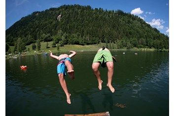 Urlaub: Der Ort am Goldegger See ist im Sommerurlaub ideal gelegen zum Wandern oder Golfen, Mountainbiken und Schwimmen. - Tourismusverband Goldegg am See