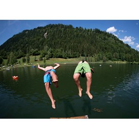 Urlaub: Der Ort am Goldegger See ist im Sommerurlaub ideal gelegen zum Wandern oder Golfen, Mountainbiken und Schwimmen. - Tourismusverband Goldegg am See