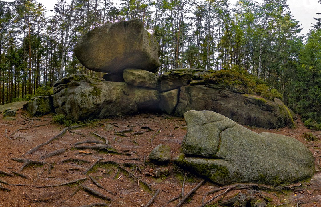 Ausflugsziel: Naturdenkmal "Hängender Stein" - Naturpark Heidenreichsteiner Moor