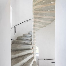 Ausflugsziel: Über eine Wendeltreppe erreicht man die Ausstellungsräume und kann bis unter die Turmspitze gehen. - Textildruck-Museum Mittelweiherburg