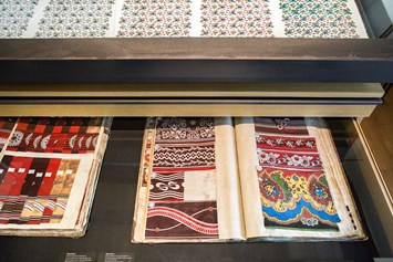 Ausflugsziel: Die Firma Jenny & Schindler erstellte so genannte Musterbücher, mit denen sie zu ihren Kunden gehen konnten. - Textildruck-Museum Mittelweiherburg