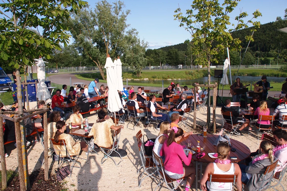 Ausflugsziel: Biergarten mit Beachvolleyballfeld und Kinderspielplatz - arena geisingen