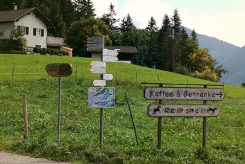Ausflugsziel: Wegweiser in Furx, der Ausgangsstation für diese Wanderung - Wanderung zum Alpwegkopf