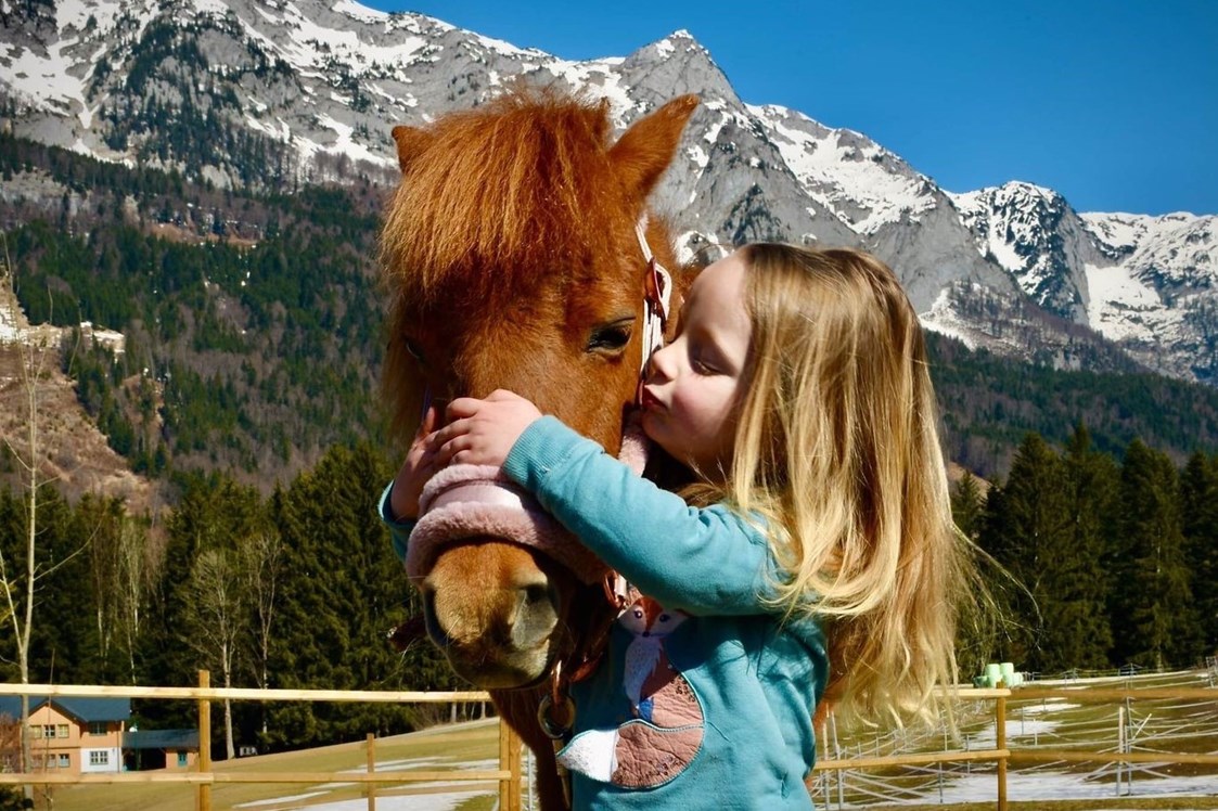 Ausflugsziel: Kind mit Pony - Narzissendorf Zloam