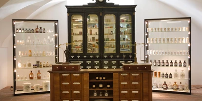 Reis met kinderen - Rading (Bad Leonfelden) - APOTHEKENmuseum
Das Offizier, der ehemalige Verkaufsraum in der ehemaligen, alten Mauthausener Apotheke, ist ein optisches Highlight der Ausstellung. - Schlossmuseen Mauthausen