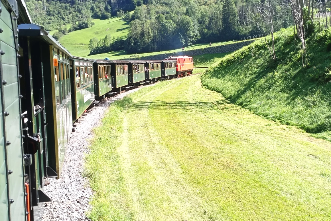 Ausflugsziel: Länger Niatalgietug mit Diesellokomotive 2095.13 - Wälderbähnle