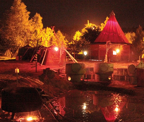 Kulturinsel - Die Geheime Welt von Turisede Highlights beim Ausflugsziel Baumhauscamp bei Nacht