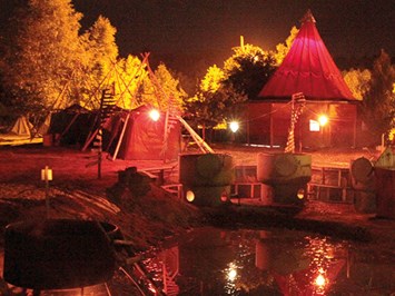 Kulturinsel - Die Geheime Welt von Turisede Highlights beim Ausflugsziel Baumhauscamp bei Nacht