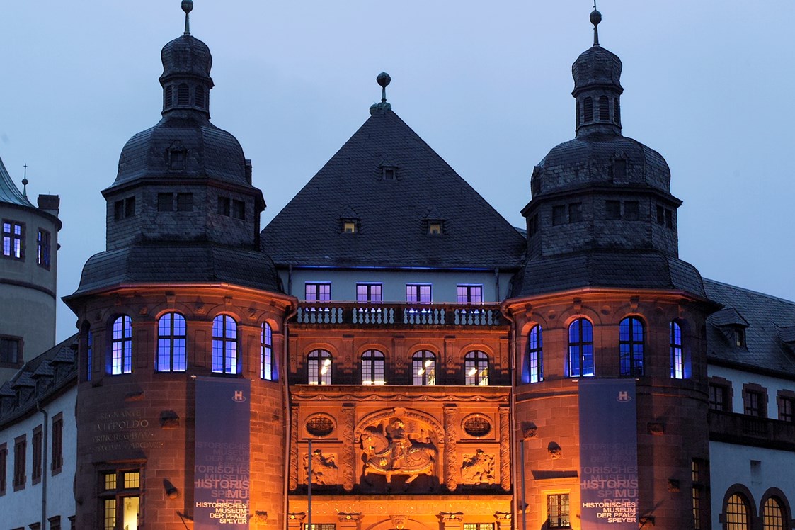 Ausflugsziel: Historisches Museum der Pfalz Eingangsbereich bei Nacht - Historisches Museum der Pfalz Speyer