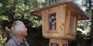 Ausflug mit Kindern - Alter der Kinder: über 10 Jahre - Region Seefeld - Künstlerin mit Bildstock - Rosenkranzweg zum Frau Häusl
