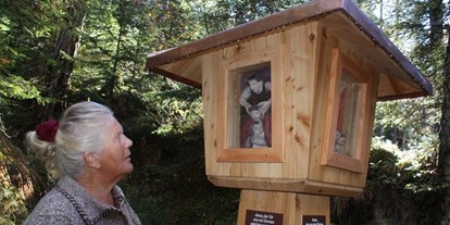 Ausflug mit Kindern - Alter der Kinder: 0 bis 1 Jahre - Region Seefeld - Künstlerin mit Bildstock - Rosenkranzweg zum Frau Häusl