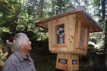 Ausflugsziel: Künstlerin mit Bildstock - Rosenkranzweg zum Frau Häusl