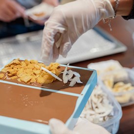 Ausflugsziel: Schokoladentafeln werden angefertigt - HEIDI Pralinen- und Schokoladen Workshop