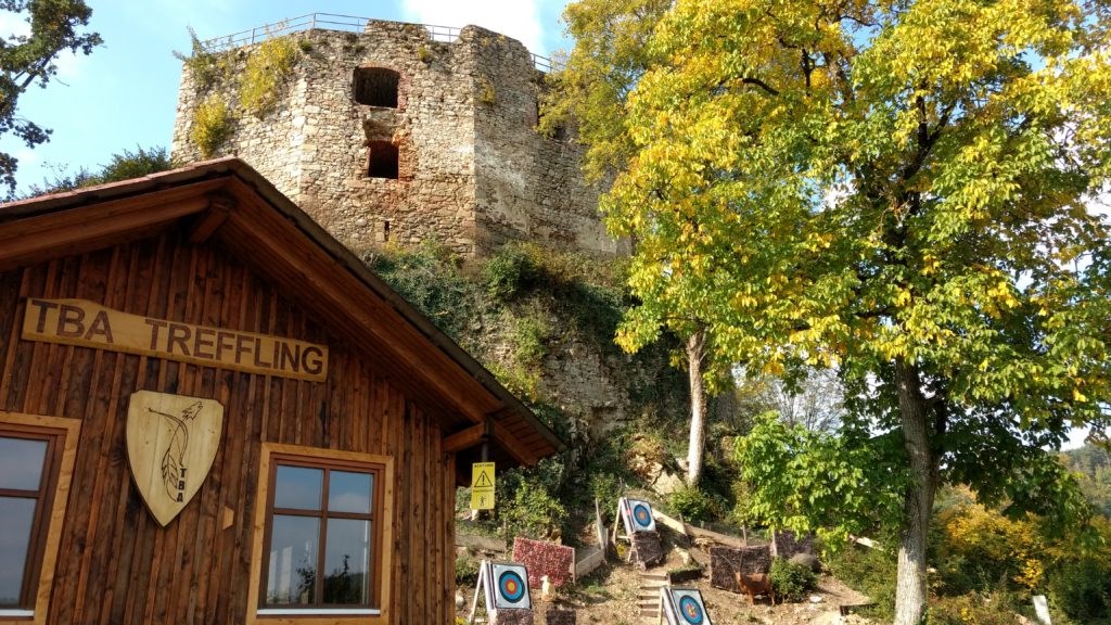 Ausflugsziel: Unser Vereinshaus in tollem Ambiente - Bogenparcours des TBA Treffling beim Schloss Riedegg