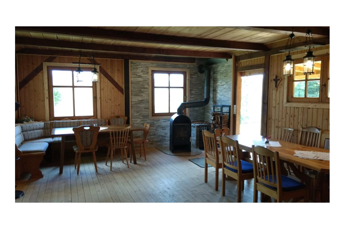 Ausflugsziel: Unser Vereinshaus von innen - Bogenparcours des TBA Treffling beim Schloss Riedegg