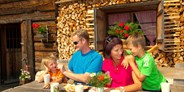 Ausflug mit Kindern - Alter der Kinder: über 10 Jahre - Pinzgau - Die ganze Familie lässt sich die Brettljause schmecken - Palfner Alm Rauris