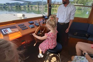 Ausflugsziel: Auch die Kinder dürfen Kapitän sein - Seenland Schifffahrt - Mattsee und Obertrumer See