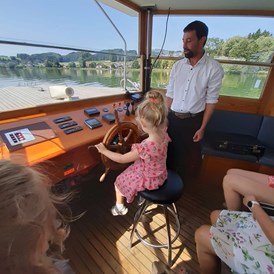 Ausflugsziel: Auch die Kinder dürfen Kapitän sein - Seenland Schifffahrt - Mattsee und Obertrumer See