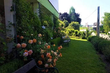 Ausflugsziel: Rosengarten mit Sitzgelegenheit - Rosen- und Kräutergarten