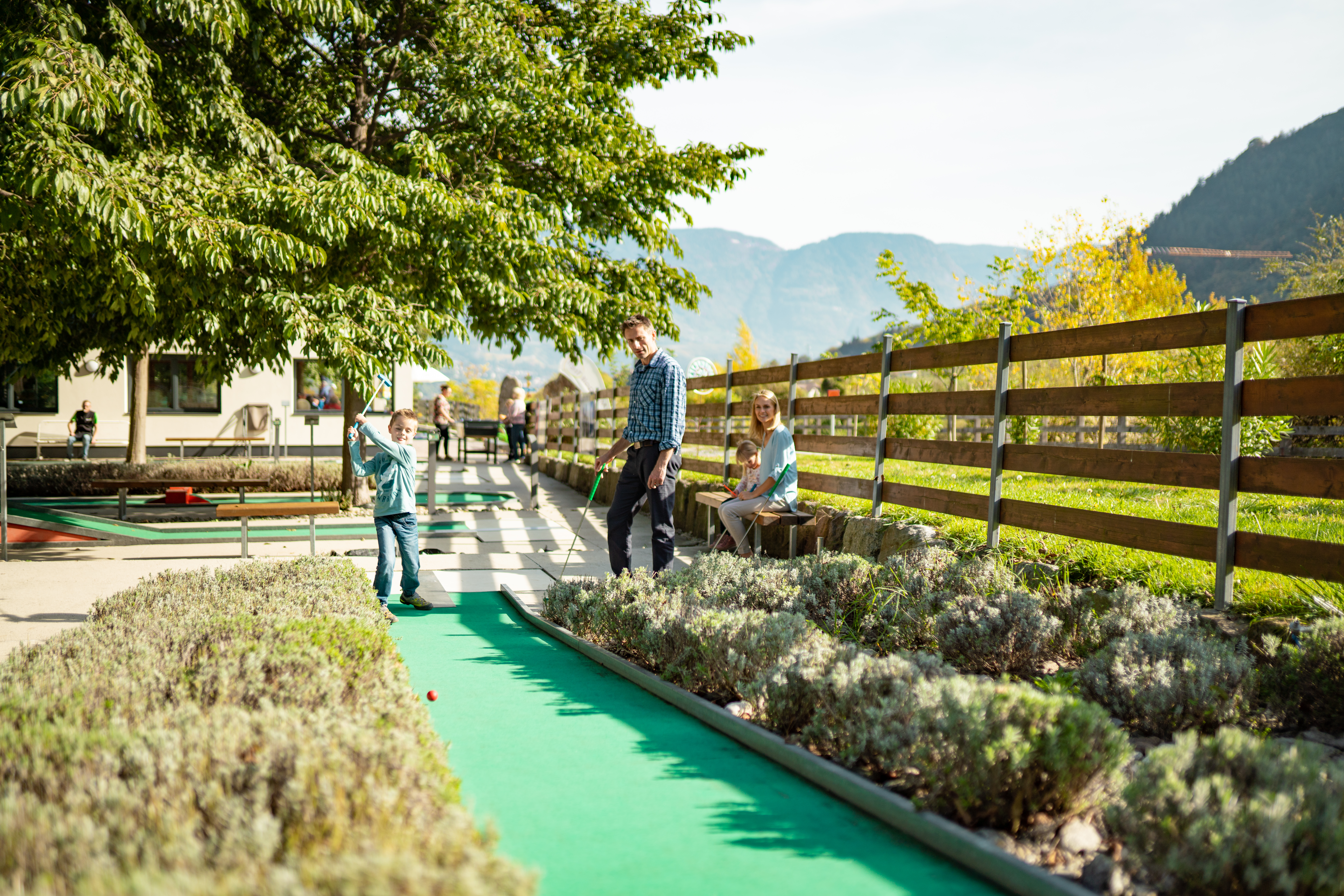Viaggio con bambini - Bozen - © Tourismusverein Algund, Cinemepic - Minigolf Algund