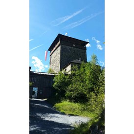Ausflugsziel: Frontansicht des Turmes - Historie-Erlebnis Burg Klammstein