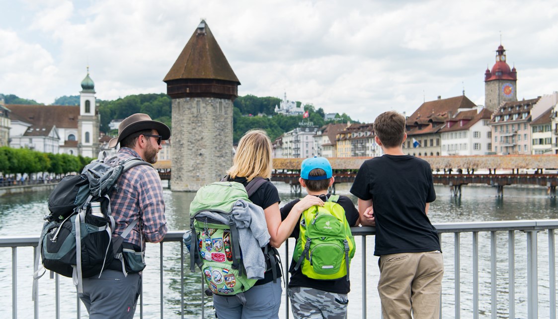 Ausflugsziel: Ein Familien-Ausflug in die Stadt Luzern. Im Hintergrund der berühmte Wasserturm mit der Kapellbrücke.
 - Luzern