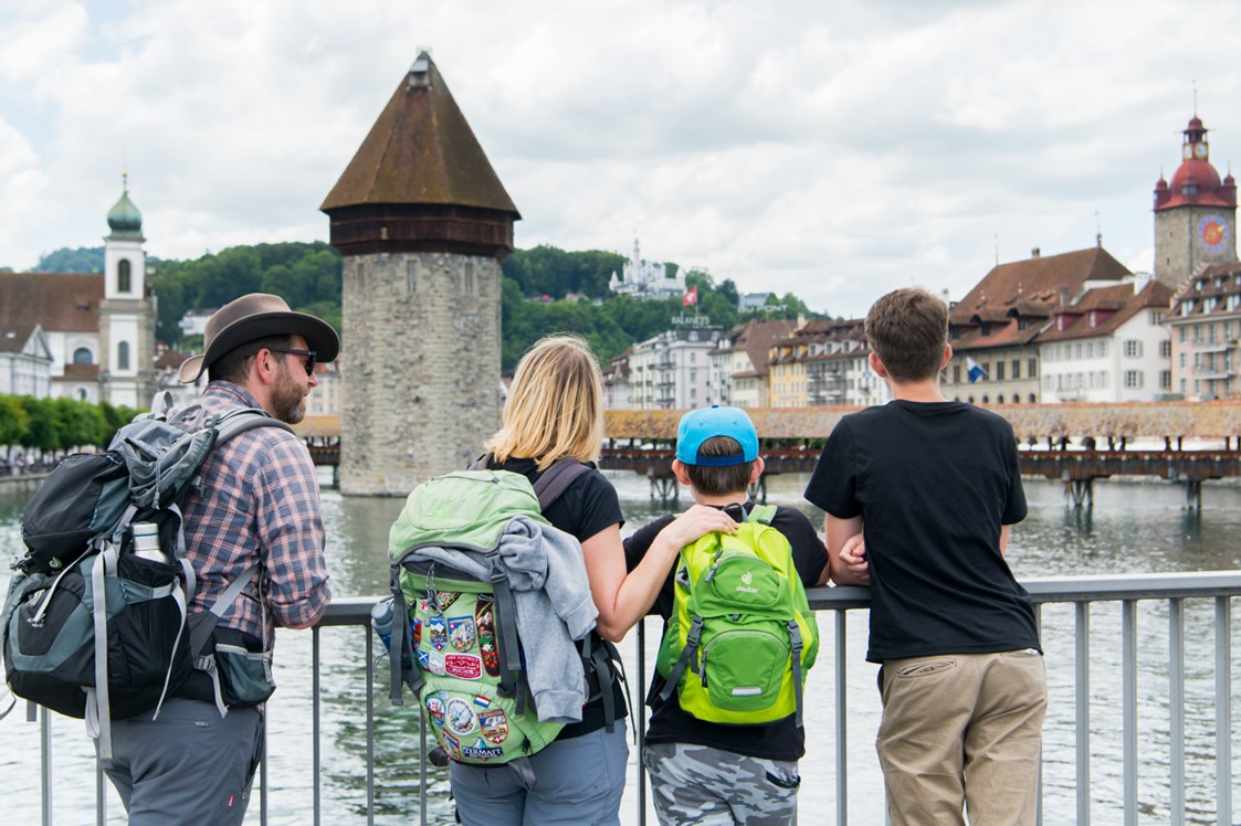 Ausflugsziel: Ein Familien-Ausflug in die Stadt Luzern. Im Hintergrund der berühmte Wasserturm mit der Kapellbrücke.
 - Luzern