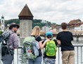 Ausflugsziel: Ein Familien-Ausflug in die Stadt Luzern. Im Hintergrund der berühmte Wasserturm mit der Kapellbrücke.
 - Luzern