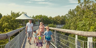 Ausflug mit Kindern - Themenschwerpunkt: Abenteuer - Schönstedt - Familie auf dem Baumkronenpfad im Nationalpark Hainich. Foto: Tino Sieland - Baumkronenpfad im Nationalpark Hainich