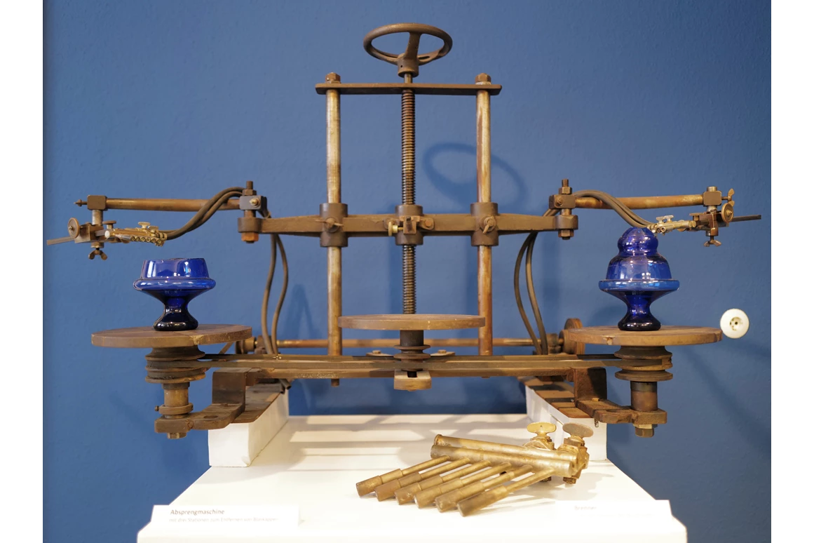 Ausflugsziel: Absprengmaschine mit drei Stationen zum Entfernen von Blaskappen
 - Glasmuseum Weißwasser - Oberlausitz - Sachsen