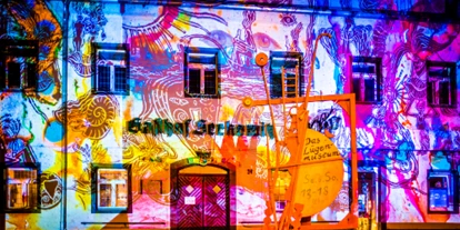 Voyage avec des enfants - Preisniveau: moderat - Dresden - Lügenmuseum in ehe. Gasthof Serkowitz.
Lichtinstallation von Claudia Reh.
Foto: André Wirsig - Lügenmuseum
