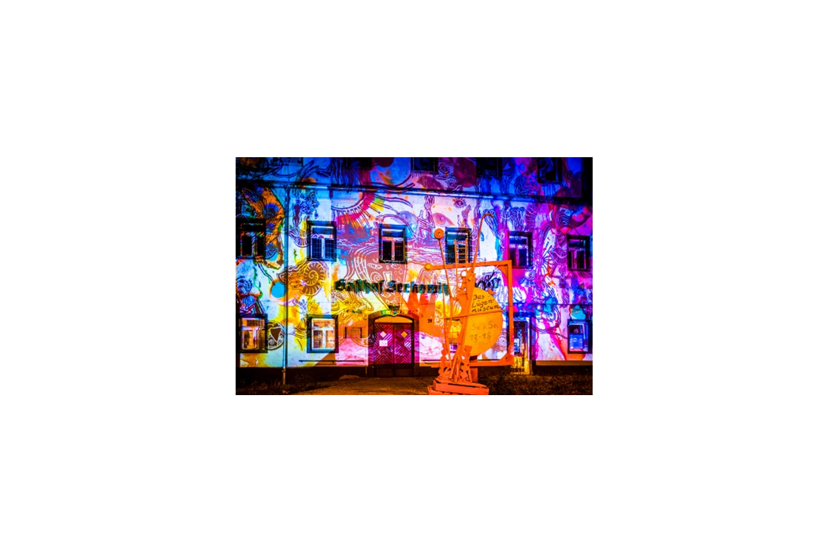 Ausflugsziel: Lügenmuseum in ehe. Gasthof Serkowitz.
Lichtinstallation von Claudia Reh.
Foto: André Wirsig - Lügenmuseum