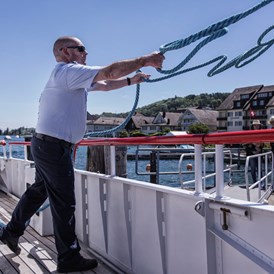 Ausflugsziel: Seilwurf eines Matrosen - Schifffahrt Untersee und Rhein