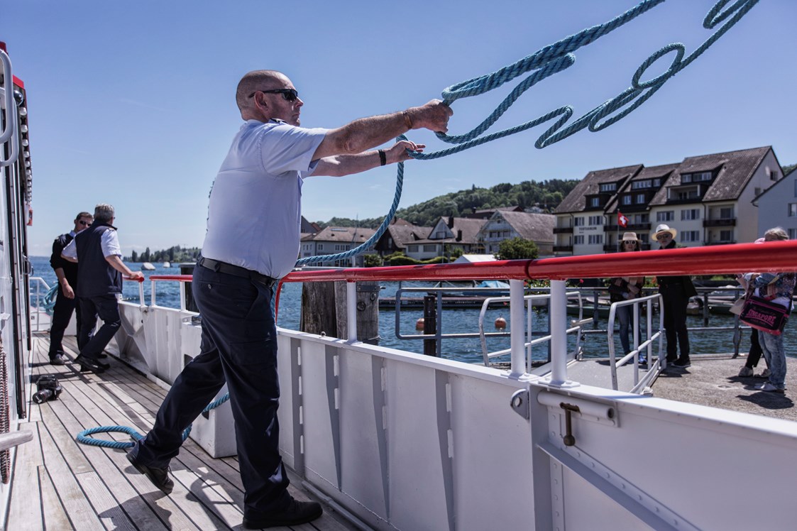 Ausflugsziel: Seilwurf eines Matrosen - Schifffahrt Untersee und Rhein