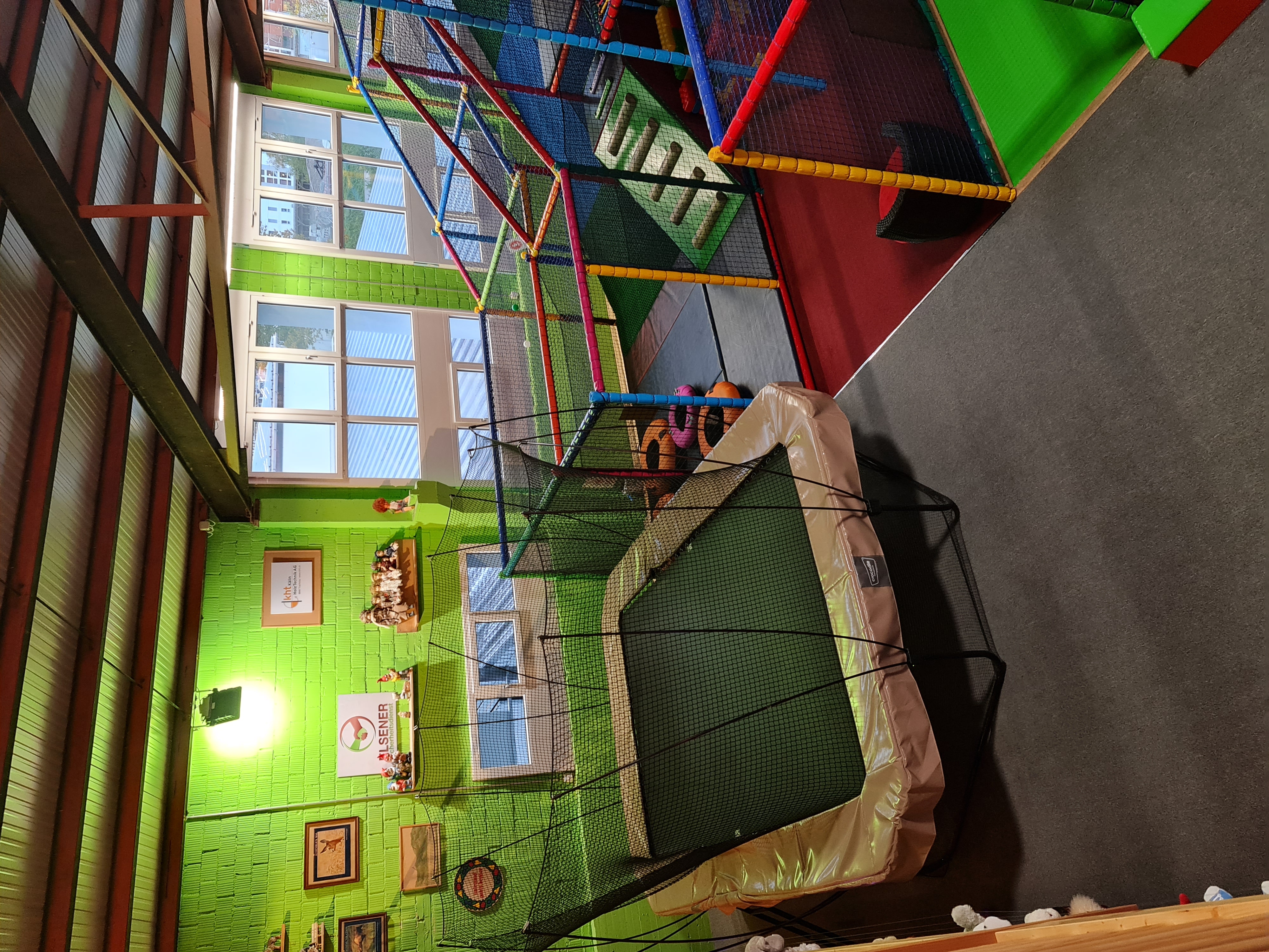 Ausflugsziel: Grosses Trampolin insgesamt haben wir 3 
1 grosses und 2 kleinere im Spielpark  - Indoorspielplatz Einsiedeln